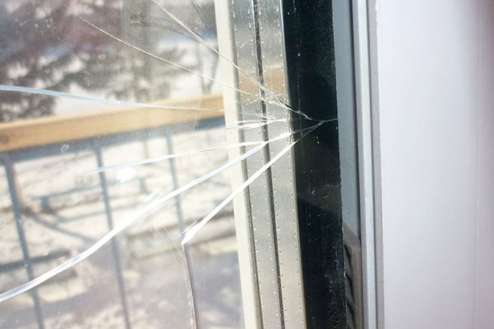 Треснул стеклопакет во время ремонта в квартире